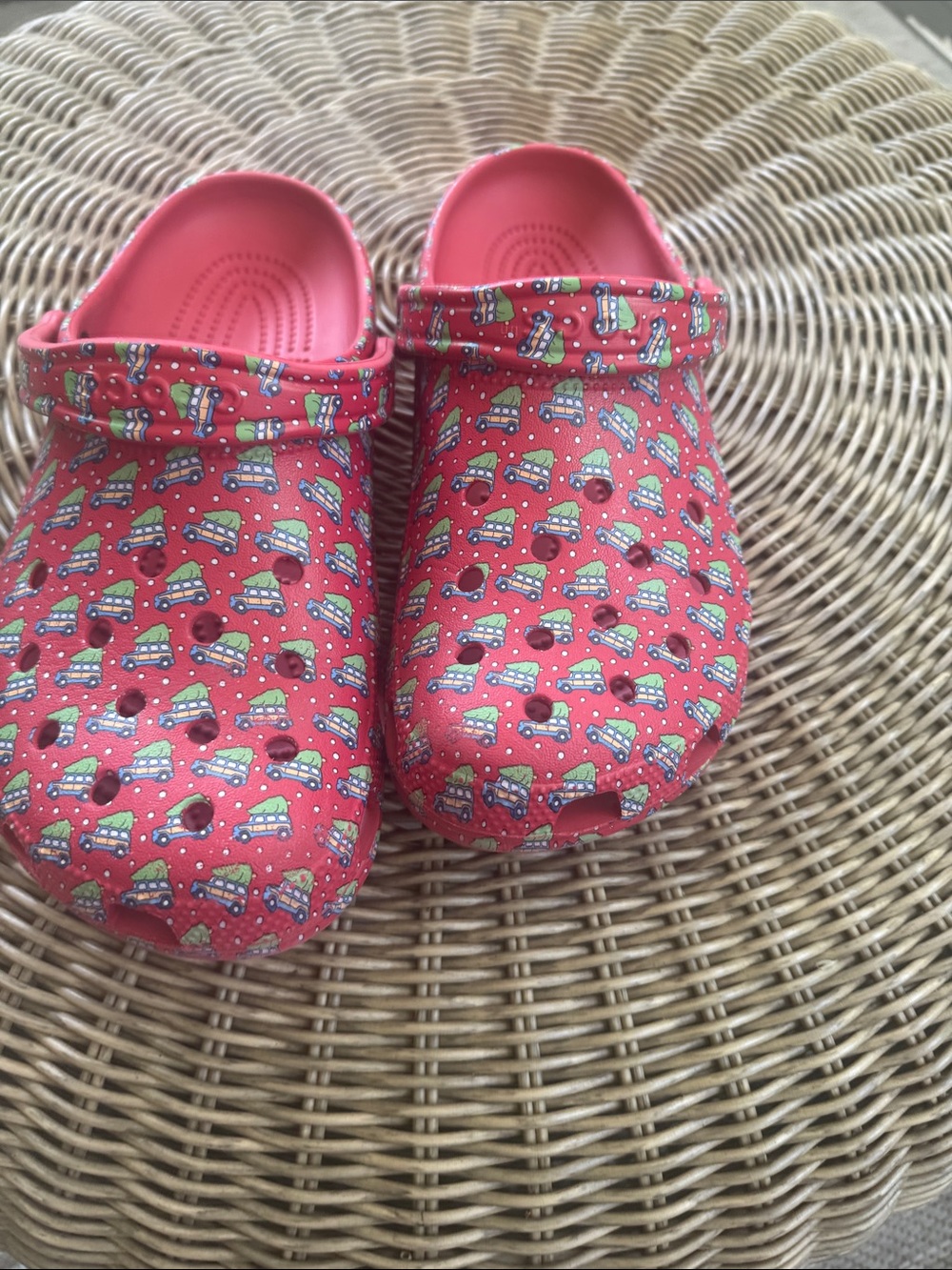 Vineyard Vines  Christmas CROCS Patterned Slip-On Playful Car Print
